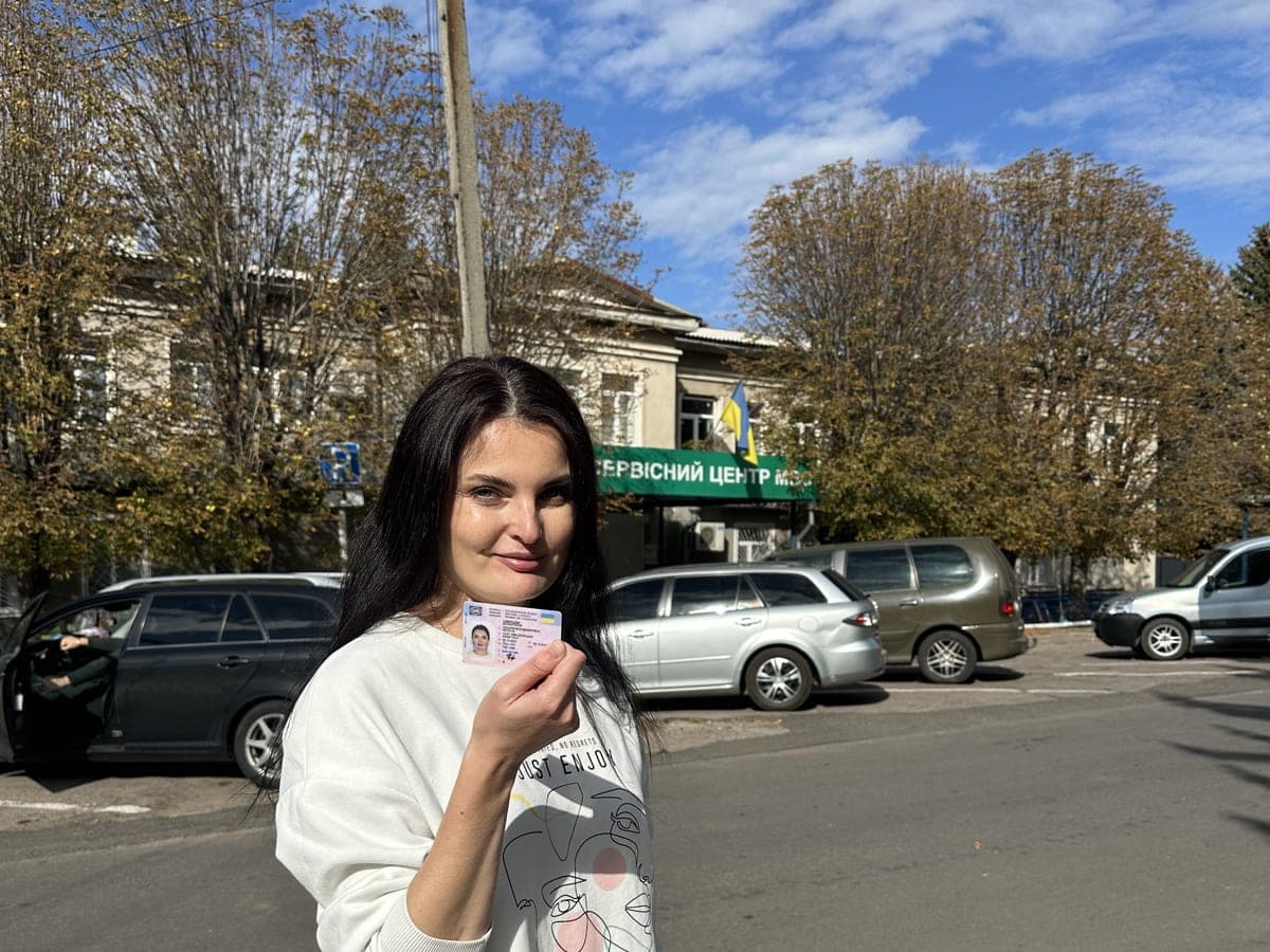 Випускниця автошколи Лідер з посвідченням водія