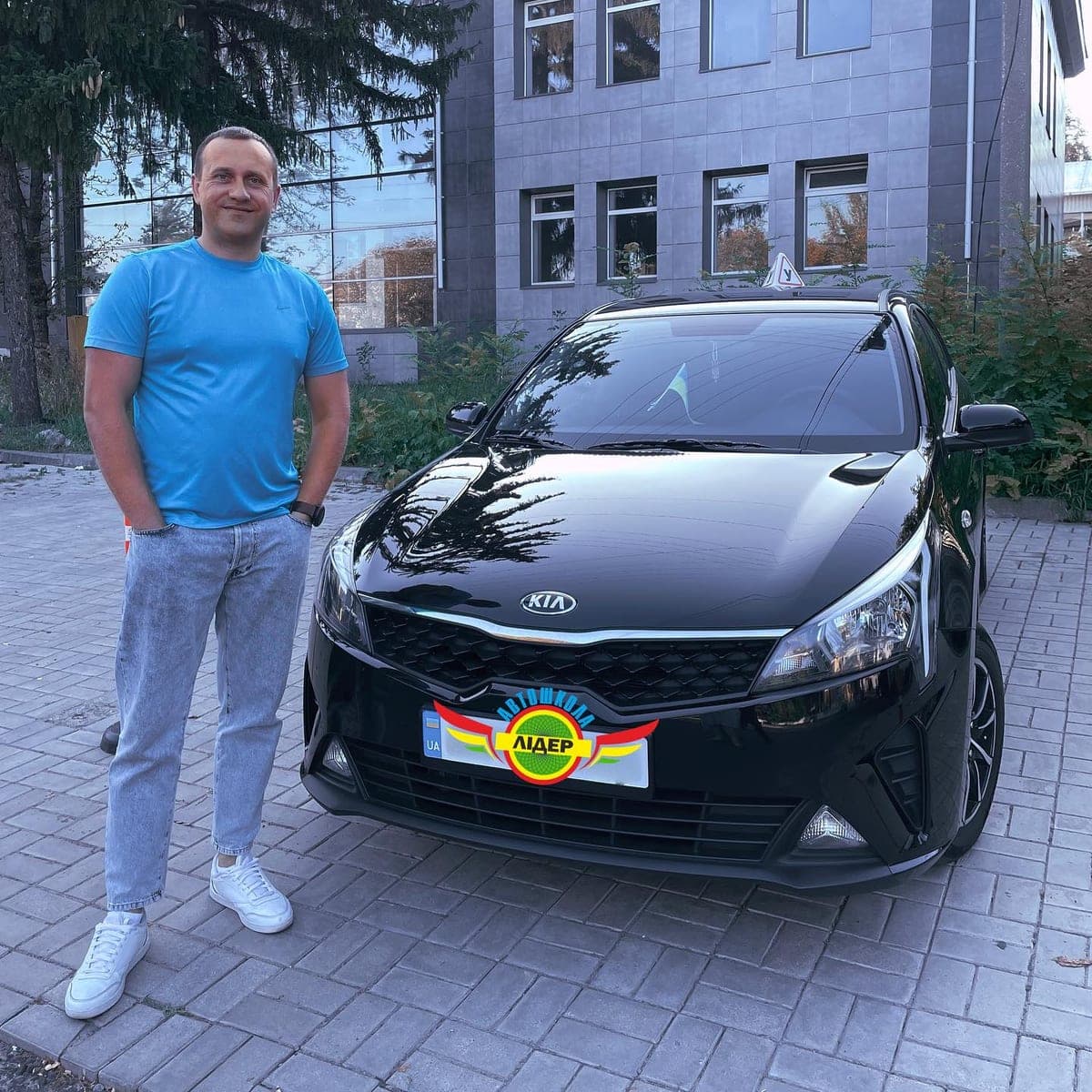 Навчальна Kia Rio автошколи Лідер з інструктором