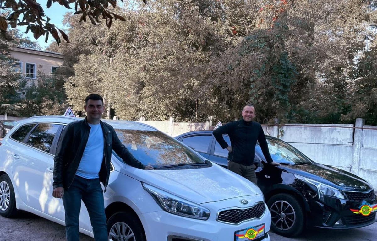 Інструктори автошколи Лідер біля навчальних авто