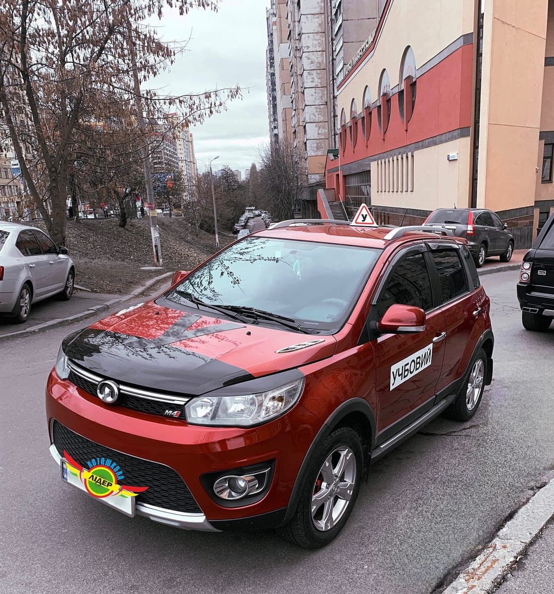 Навчальний кросовер автошколи Лідер