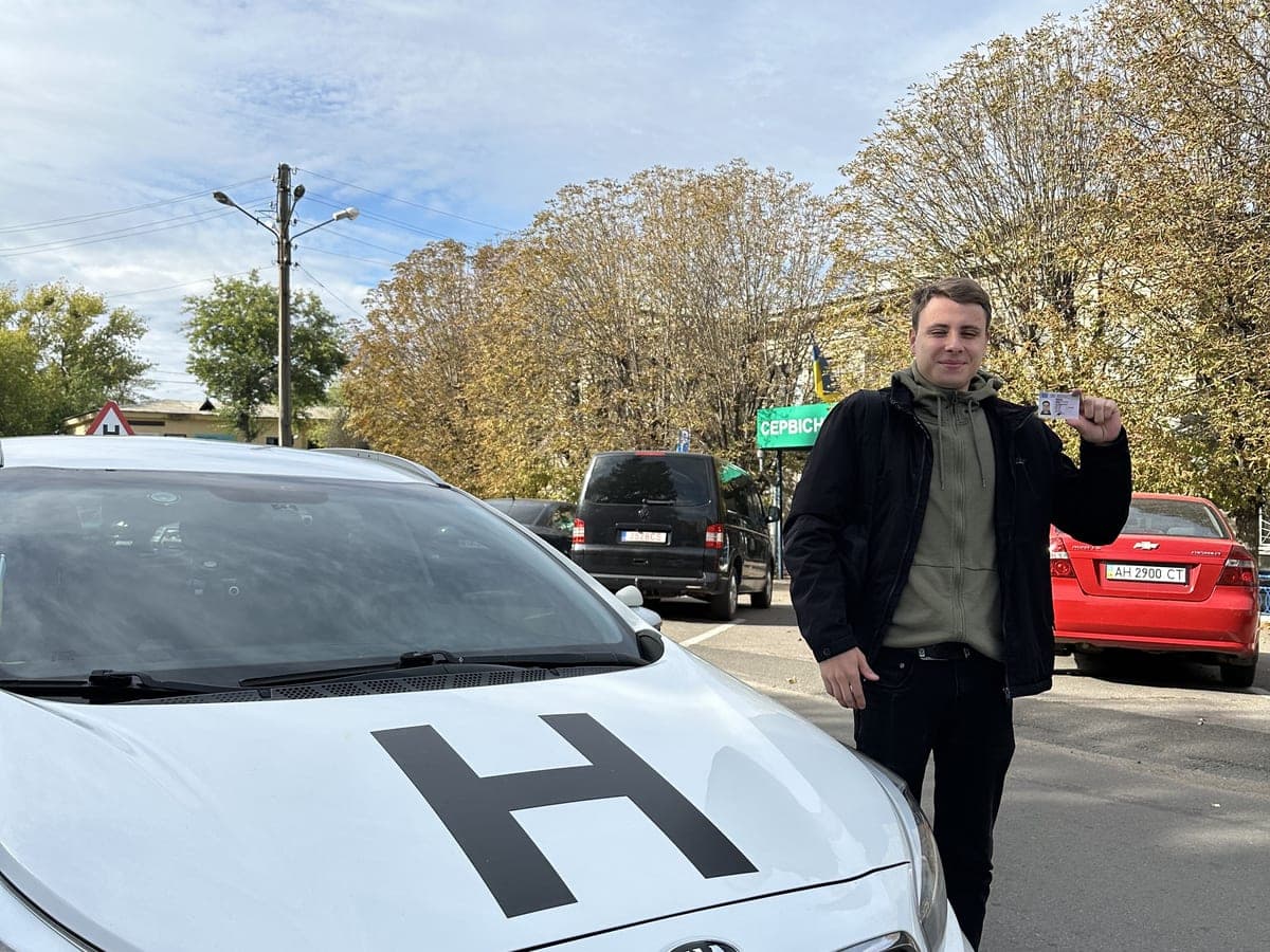 Навчальна Kia автошколи Лідер зі знаком «Н» та інструктор