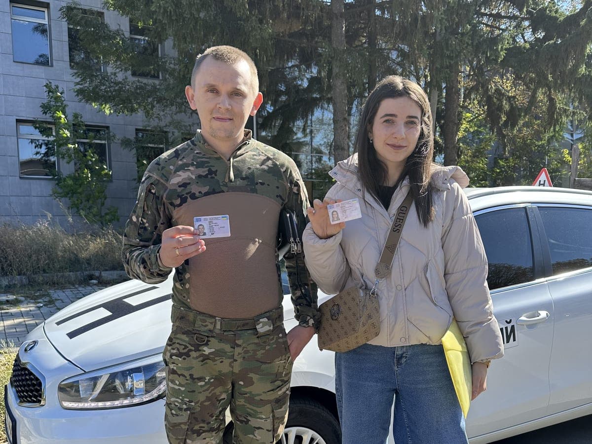 Випускники автошколи Лідер з посвідченнями водія